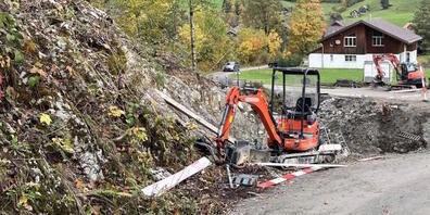 Der Motorkarren durchbrach eine Abschrankung und stürzte in den Bach.