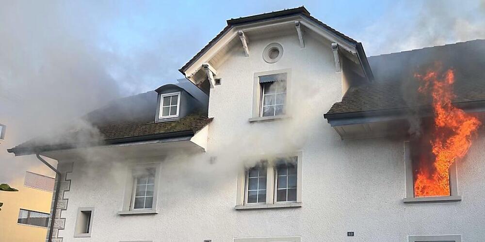 Das Feuer brach gegen. 17.45 Uhr in einer Wohnung im ersten Stock des Mehrfamilienhauses aus.