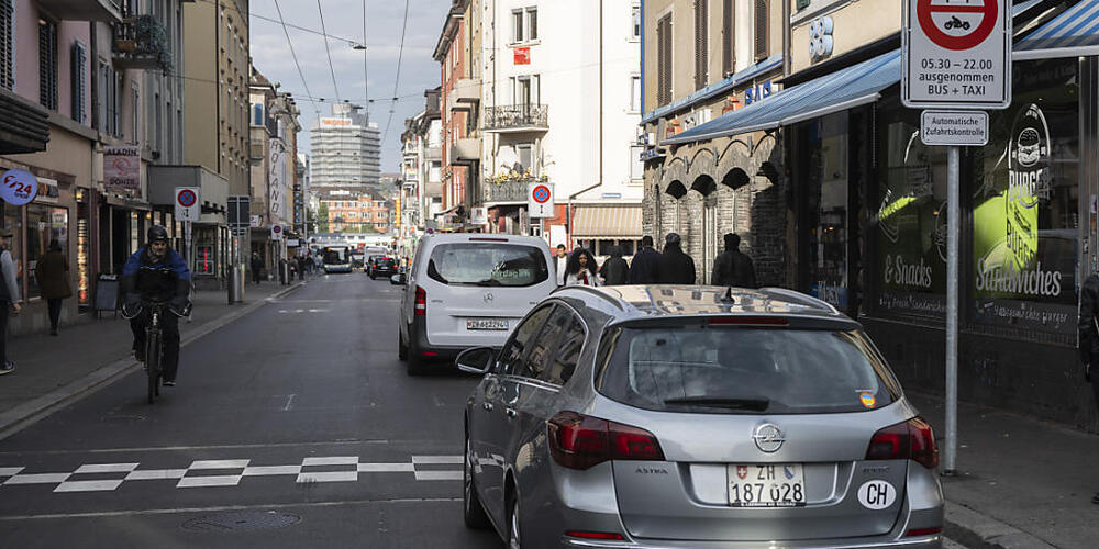Das Fahrverbot an der Langstrasse wird häufig ignoriert. Bis zu 500 Bussen hagelte es hier pro Tag. (Archivbild)