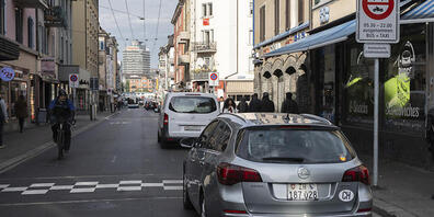 Das Fahrverbot an der Langstrasse wird häufig ignoriert. Bis zu 500 Bussen hagelte es hier pro Tag. Aktuell ist die Anlage jedoch ausser Betrieb. Statt Lenker zu büssen, will die Stadt die Signalisation verbessern. (Archivbild)