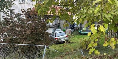 Das Auto kam in einem Garten zum Stillstand.