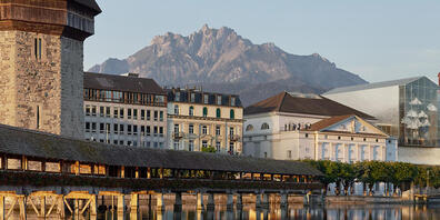 So soll das geplante neue Luzerner Theater dereinst aussehen. Frontansicht seitlich vom Reusssteg.