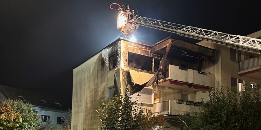 Beim Brand in einem Mehrfamilienhaus wurden zwei Erwachsene und zwei Kinder schwer verletzt.