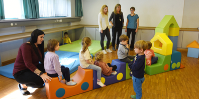 Anlässlich der Geschenkübergabe an die Kinderbetreuung Herisau waren nebst Kindern (vlnr.) Naomi Magistri (Standortleiterin der Kinderbetreuung Müli), Claudia Stern-Burkhard (Vorstandsmitglied bei der Kinderbetreuung und auch beim Club ehemaliger H+S-Lehrlinge), Nadja Rechsteiner-Müllener (Geschäftsleiterin des Betriebs bei der Kinderbetreuung Herisau) und Jenny Fuchs-Mettler (Kassierin beim Club ehemaliger H+S-Lehrlinge) anwesend.