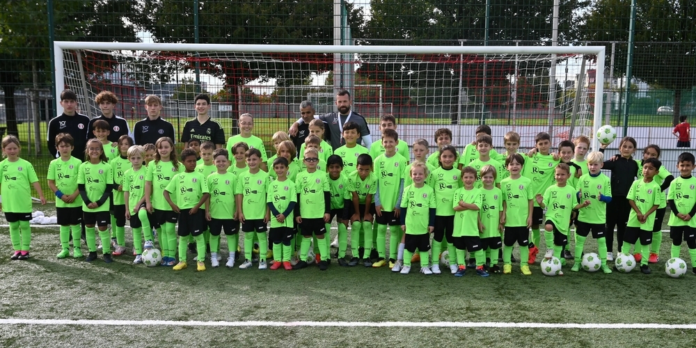 Viele strahlende Kindergesichter auf dem Gruppenbild des Herbstcamps 2024 des FCRJ.