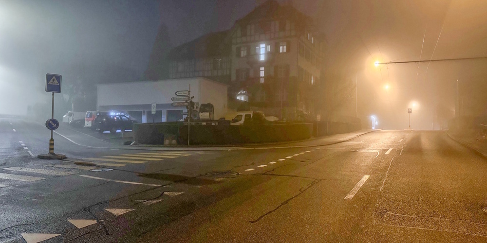 Im dichten Nebel nahm eine Autofahrerin einem Velofahrer den Vortritt.