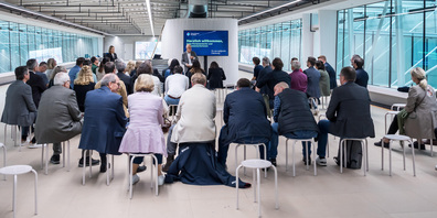 Verwaltungsratspräsident Thomas Scheitlin und CEO Christine Bolt begrüssten rund 50 St.Galler Parlamentarier.