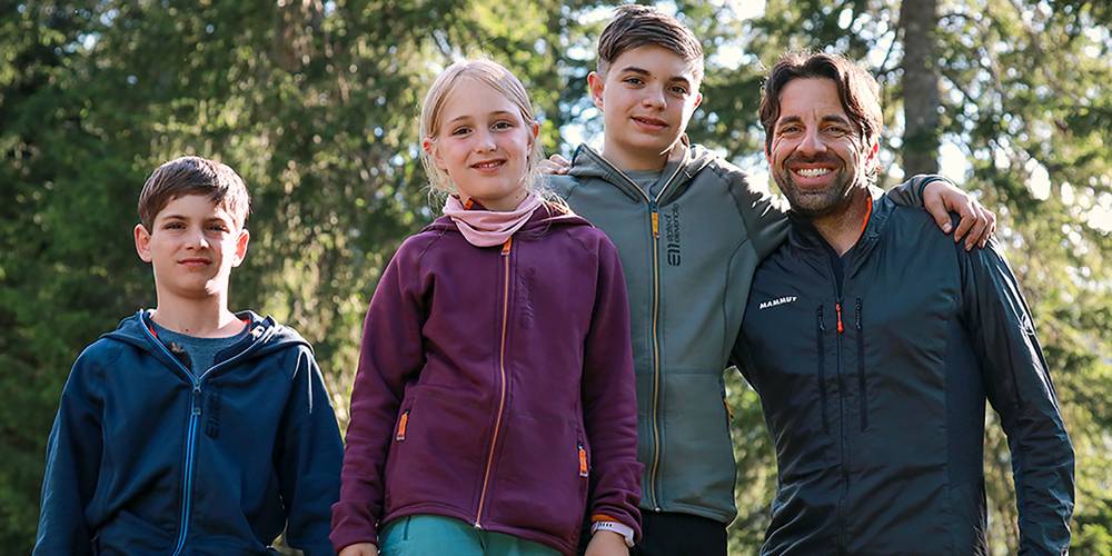 Pius Stucki aus Altendorf mit seinen Kindern Kimo, Angelina und Lian (von rechts) sind im Schweizer Fernsehen. Sie haben am «Abenteuer Wildnis» teilgenommen.