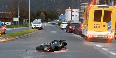Der 18-jährige Fahrer kollidierte mit der Autofahrerin, welche die Strasse überqueren wollte.