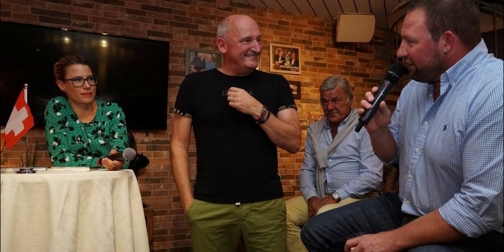 Der Gastgeber und die Bösen: Cony Sutter mit Schwingerkönigin Sonia Kälin und den starken Männern Hausi Leutenegger (Mitte) und Adi Laimbacher.  