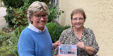 Esther Manser (rechts), die glückliche VKU-Wettbewerbsgewinnern, erhält aus den Händen von Doris Scherrer, VKU-Vorstandsmitglied, den Hauptpreis. 