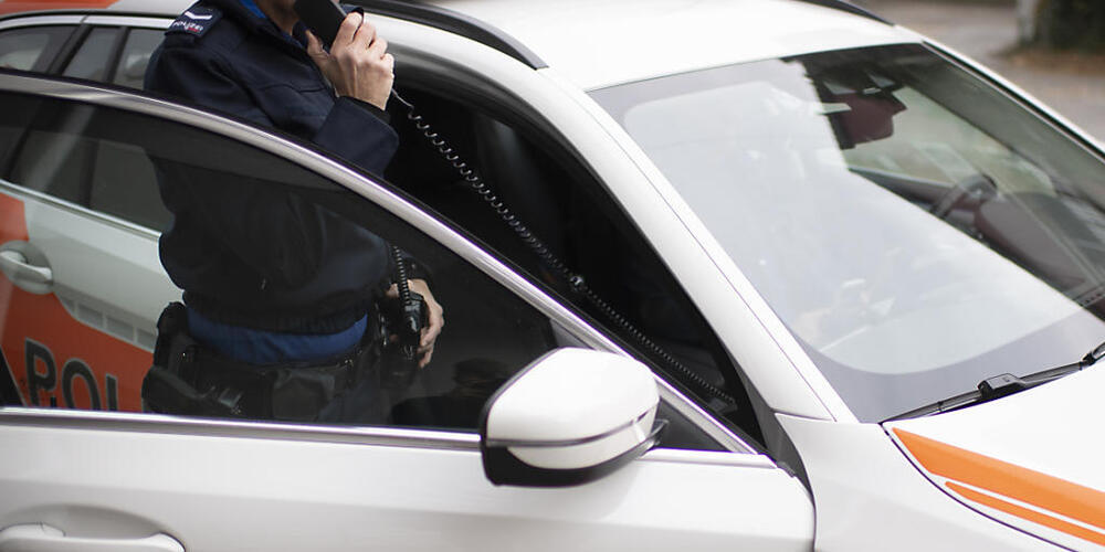 Eine 70-jährige Frau erlitt bei einem Verkehrsunfall in Muolen SG unbestimmte Verletzungen. Wie die St. Galler Kantonspolizei mitteilte, ereignete sich der Unfall auf dem Vorplatz eines Einfamilienhauses. (Symbolbild)