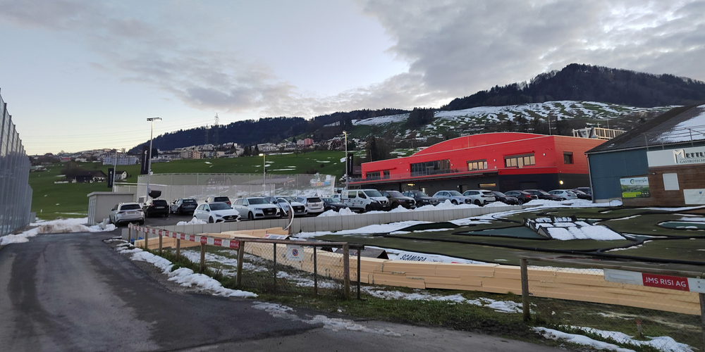 Parkplätze sind rar rund um die neue Eishalle in Wollerau.