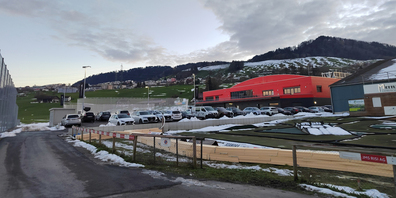 Parkplätze sind rar rund um die neue Eishalle in Wollerau.