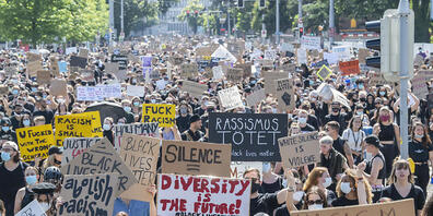 Am Rande der Demonstration gegen Rassismus ist es in Zürich zu Ausschreitungen gegen die Polizei gekommen.