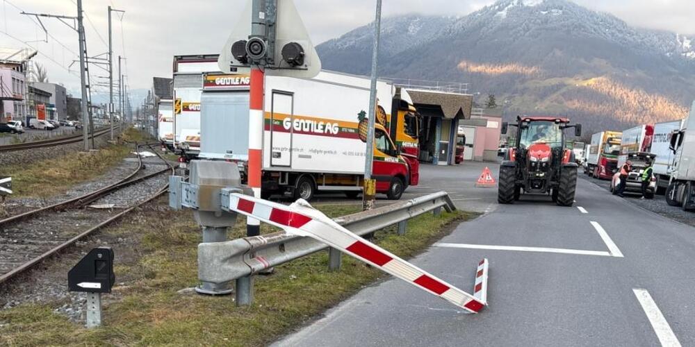 Um vor der Durchfahrt eines Regionalzuges von den Geleisen zu kommen, durchbrach ein Sattelschlepper in Näfels GL die geschlossene Bahnschranke. Eine schwere Kollision wurde nur um Sekunden vermieden.