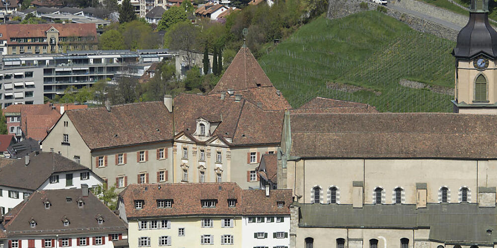 Der Churer Hof, Sitz des Bischofs von Chur, und die Kathedrale St. Maria Himmelfahrt. Ein Priester des Bistums ist per Strafbefehl wegen einer Rangelei mit einem Mitglied eines kirchlichen Rates verurteilt worden.