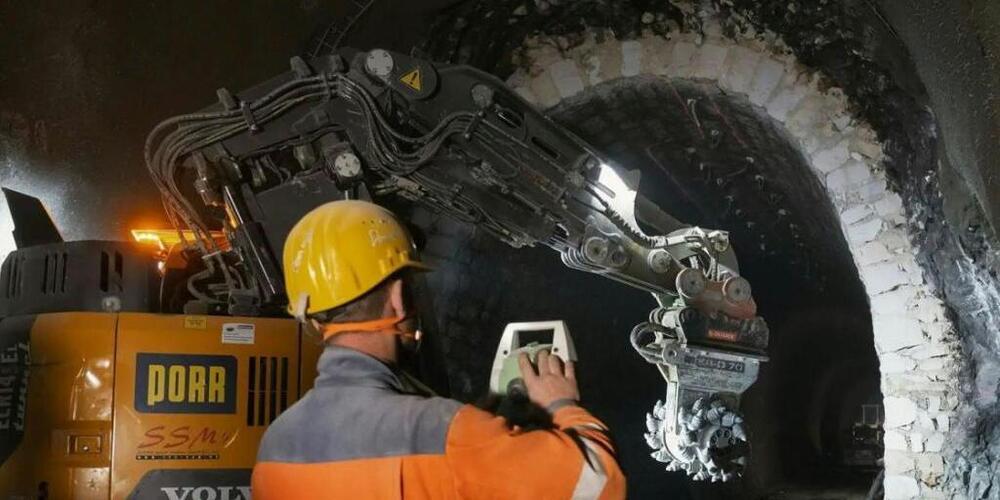 Das brüchige Gestein verlängert die Sanierung des Weissenstein-Bahntunnels. Die Arbeiten müssen nach Angaben der BLS in kürzeren Abschnitten ausgeführt werden. (Archivbild)