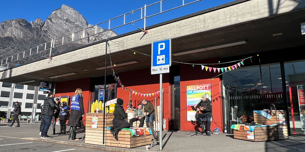Am Bahnhof Sargans: Infostand der «Allpott»-Partner zum ÖV-Angebot.