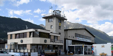 Der Regionalflughafen Samedan im Oberengadin soll nach einem gescheiterten Riesen-Ausbauprojekt nun für noch 68,5 Millionen Franken ausgebaut werden. (Archivbild)