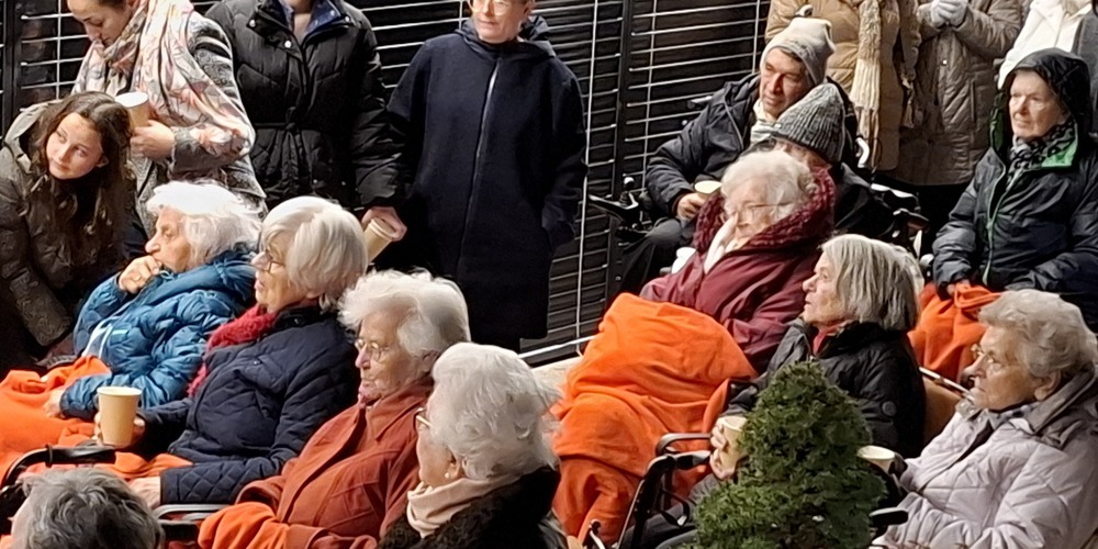 Eingehüllt in wärmende Decken verfolgten viele das Öffnen des Adventsfenster in der Tertianum Rosenau. Zum Vorschein kam ein schönes Kerzenbild, das Bazenheider Viertklässler gestaltet hatten.