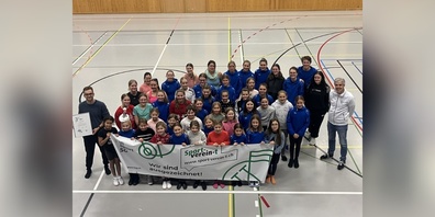 Gruppenfoto der Flying Penguins: Die Vereinsmitglieder posieren stolz mit dem Banner von Sport-verein-t.