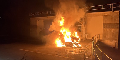 Das Auto stand beim Eintreffen der Feuerwehr bereits im Vollbrand.