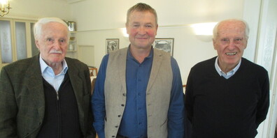 Als Vorsteher des Departements für Bildung und Kultur würdigt Regierungsrat Alfred Stricker (Bildmitte) das literarisch-historische Schaffen der Zwillingsbrüder Ernst (links) und Walter Züst (rechts).