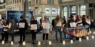 Leuchtender Einsatz für Glaubensfreiheit: Eine halbe Stunde lang standen die Teilnehmer still für Glaubensfreiheit in der Marktgasse in St.Gallen.