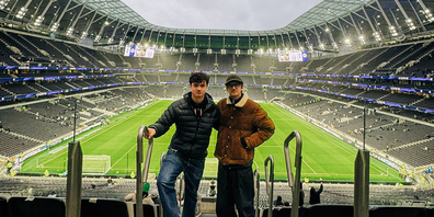 Erinnerungsfoto im Tottenham Hotspur Stadium (v. l.): Antoine Perrenoud (18) und Damjan Bardak (19).