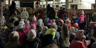 Im Stall der Familie Müller besuchte der Samichlaus mit seinen Helfern die Meitliriege Schmerikon.