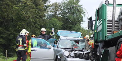 Feuerwehrleute sollen im Aargau weiterhin grundsätzlich auf den 60. Geburtstag hin abtreten. Im Bild ein Einsatz bei einem Unfall in Schmiedrued AG. (Archivbild)