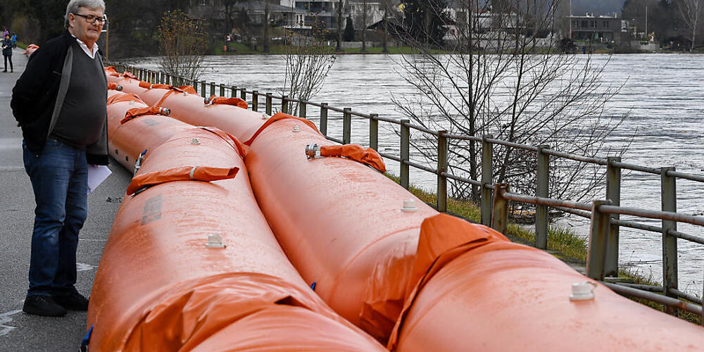 Mobile Hochwassersperren in Wallbach AG: Diese Schläuche liegen für den Notfalleinsatz im Depot des Kantonalen Katastrophen-Einsatzelements in Aarau bereit. Der Regierungsrat will ein neues Lager in Egliswil aufbauen. (Archivbild)