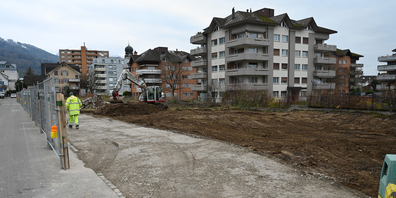 Wo einst die illegal abgerissenen Häuser an der Adlerstrasse in Siebnen standen, laufen jetzt die Vorarbeiten für die Neubauten.