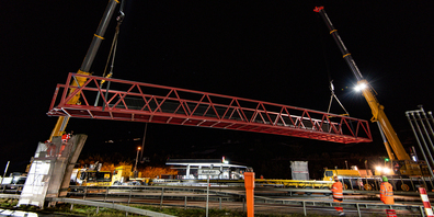 Ende November wurde die Stahlbrücke im Fuchsberg mittels Pneukranen abgebrochen.