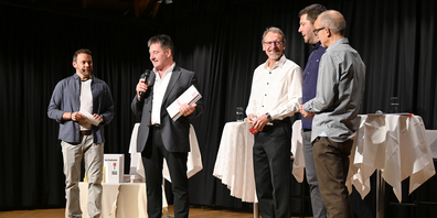 Das Projektteam überreicht Beat Keller die druckfrische neue Dorfchronik (v. l.): Roger Züger, Peter Arbenz, Markus Sutter und Nik Meier.
