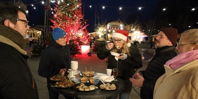 	Patrick Angehrn und Renata Angehrn-Würmli (rechts aussen) eröffnen den Weihnachtsmarkt mit Gästen, darunter Sponsoren und SP-Stadtrat Markus Brüllmann (2.. v. links mit blauer Kappe)