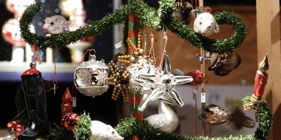 Der Weihnachtsmarkt wird mit Fahrzeugsperren und Feuerwehr geschützt. (Symbolbild)