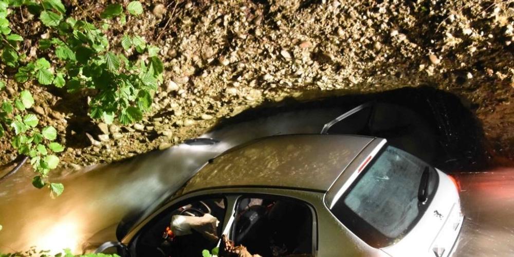 Das Auto stürzte über einen kleinen Wasserfall in den Gonzenbach.