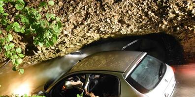 Das Auto stürzte über einen kleinen Wasserfall in den Gonzenbach.