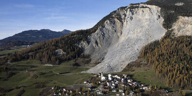 Das vom abrutschenden Schutthang massiv gefährdete Bündner Bergdorf Brienz/Brinzauls Anfang November, nur Tage vor der zweiten Evakuierung. (Archivbild)