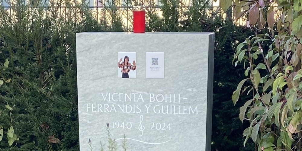 Ein Novum für Zürich: ein Grabstein mit QR-Code. 