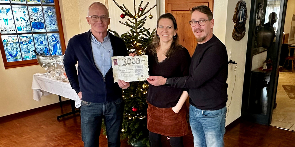 Checkübergabe: Hansjörg Gienuth (links), Präsident Lions Club Walensee, übergibt die Spende an Susanne und Markus Guntli vom Verein Chupferhammer.