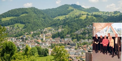 Der Gemeinderat gratuliert den Trägerinnen und Trägern der Ehrennadel und dankt für deren unermüdlichen Einsatz.