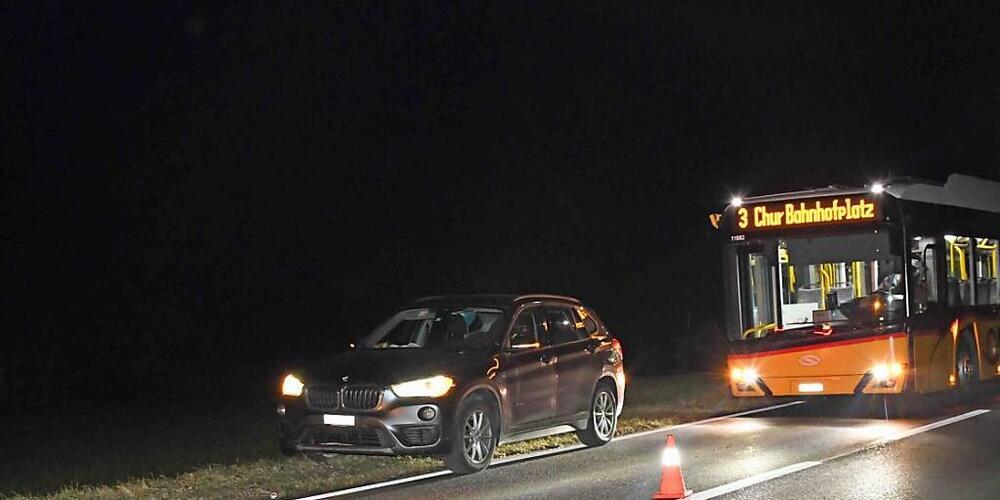 Bei der Vollbremsung des Postautos wurde laut der Polizei ein Fahrgast verletzt.