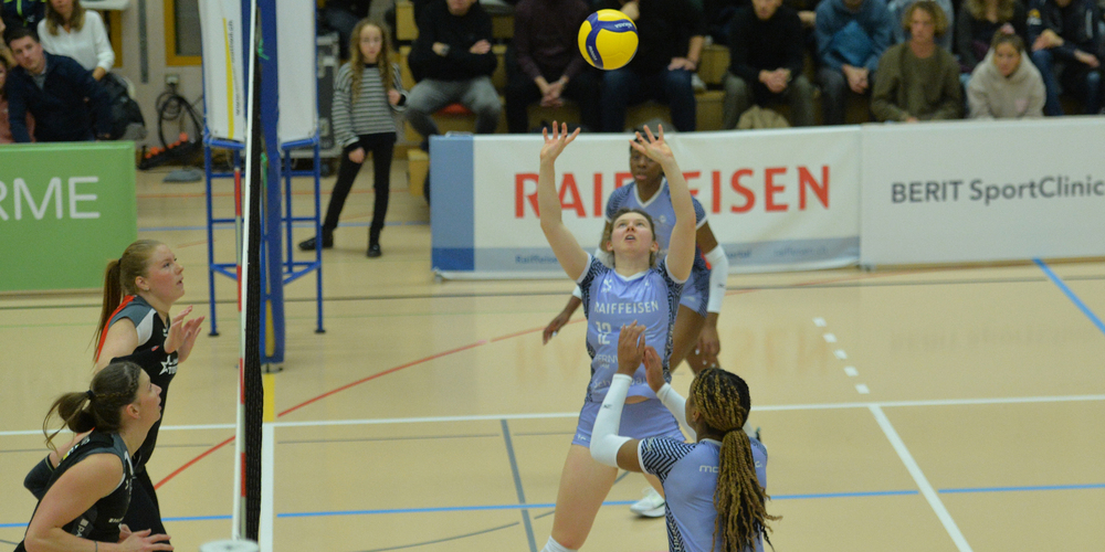 VC Kanti Schaffhausen (links) liest aufmerksam das Spiel der Toggenburgerinnen. 
