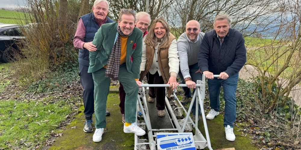 Startbereit (v.l.): Felix Schlatter (vom Hotel Laudinella), Christian Jott Jenny, Martin Berthod, Marijana Jakic (St. Moritz Tourismus), Christoph Schlatter und Erich Schärer bringen den Anschiebe-Bob in Herrliberg in Bewegung.