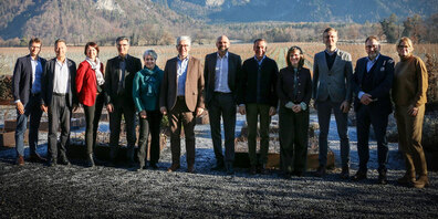 Die Bündner und die Neuenburger Delegation im Weingut Davaz in Fläsch
