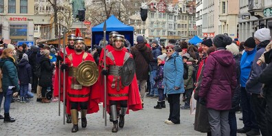 Stolz marschierten römische Soldaten durch die Marktgasse.