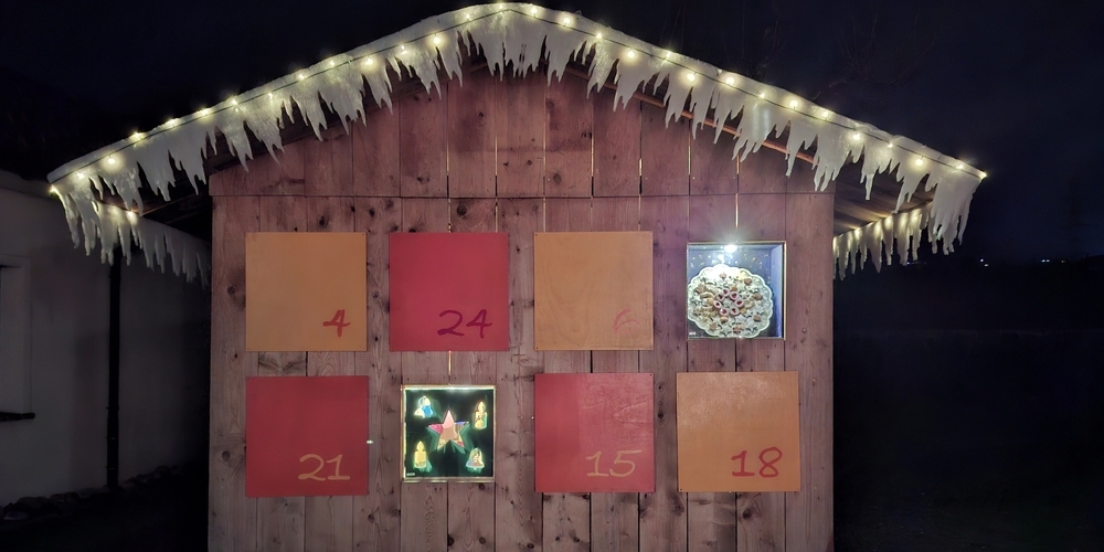 Mit viel Kreativität und Engagement gestaltete Adventsfenster im Ernetschwiler Adventshaus.